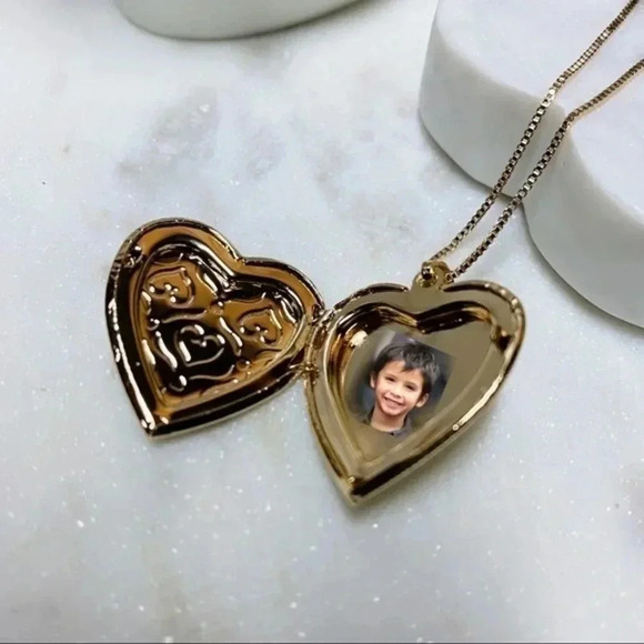 DAINTY Heart Lock Necklace | Gold Plated | Gift for Mother | - Picture 4 of 8